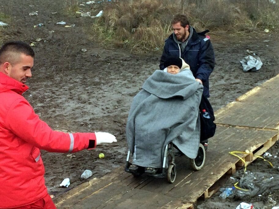 Ombudsmani traže humanije uslove za izbeglice 8 osoba sa invaliditetom na blatnjavom putu