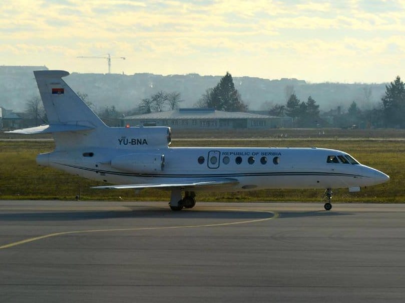 Delegacija Vlade Srbije i Vučić zbog magle sleteli u Niš 13 falkon