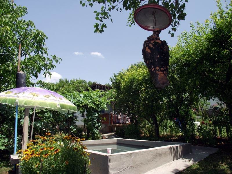 I neki mestani usred obilja vode napravili bazene u dvoristima