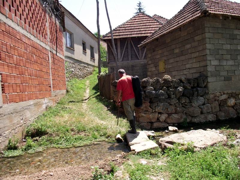 Selo lezi na vodi obiluje potocima i izvorima