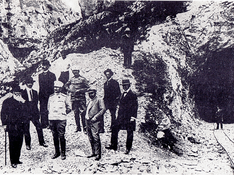 Nikola Pasic na izgradnji pruge kroz klisuru 1915 FOTO zeleznice in rs