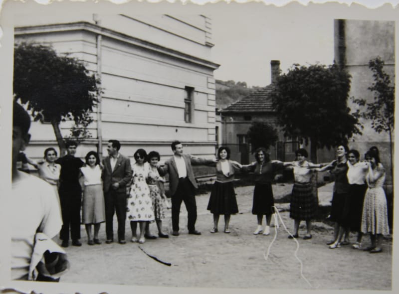 Zabava ucenika Uciteljske skole ispred zgrade skole pedesete godine