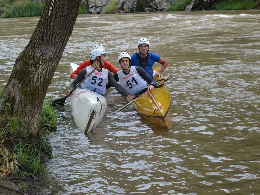 Niški kajakaši kao Deda-Mrazovi na vodi 12 kkk gusar