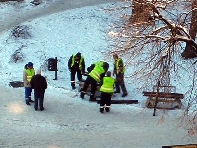 Foto-vest: Jednu klupu popravlja 6 radnika 10 radnici i klupa