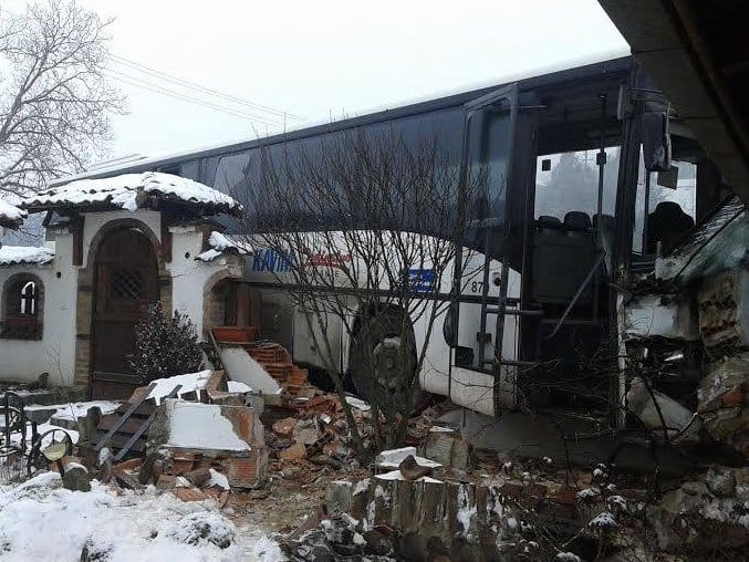 Autobus uleteo u kafanu 1 autobus uleteo u kafanu