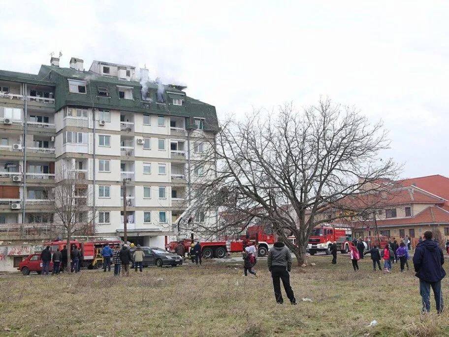 Požar u zgradi u Duvaništu, vatrogasci spasili 8 osoba 13 pozar duvaniste3