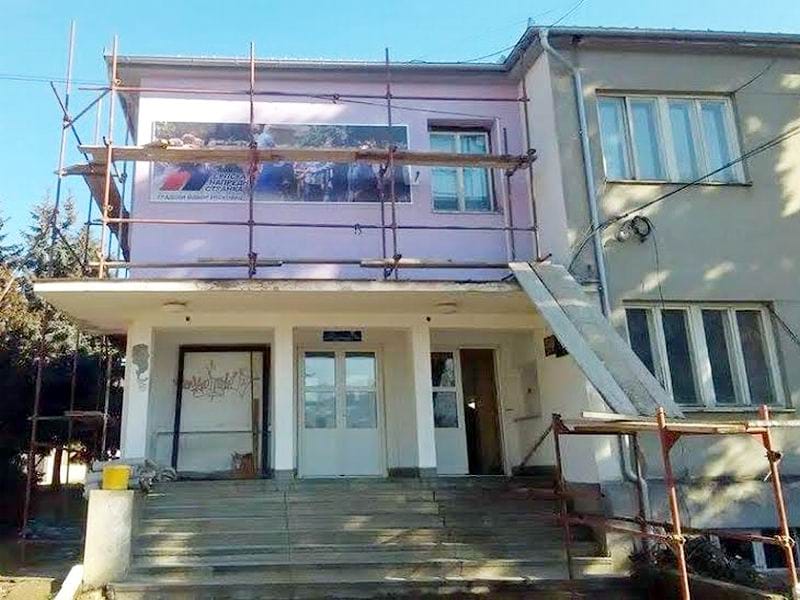 Bilbord sa Vučićem u Grdelici “preživeo” samo 2 dana 15 bilbord na zgradi MZ Grdelica