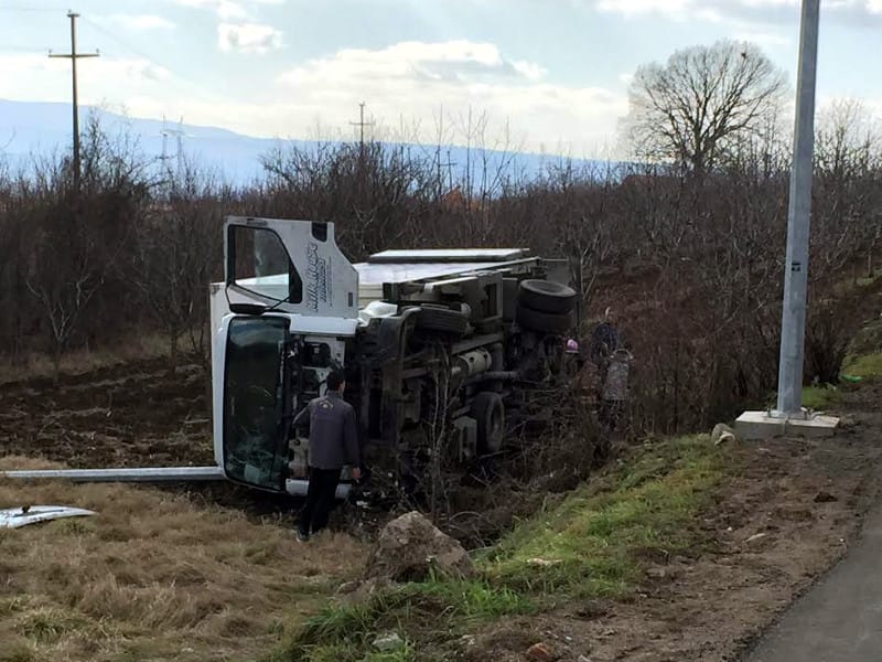 Pijan ukrao kamion na pumpi, pa se prevrnuo 16 kamion