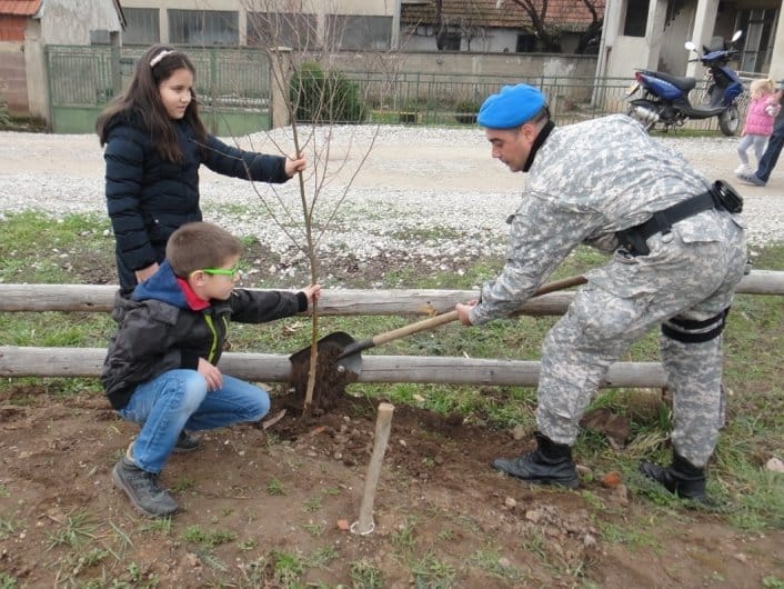 Đaci u Medoševcu sadili breze sa žandarmima 1 800x600 zandarmerija breze