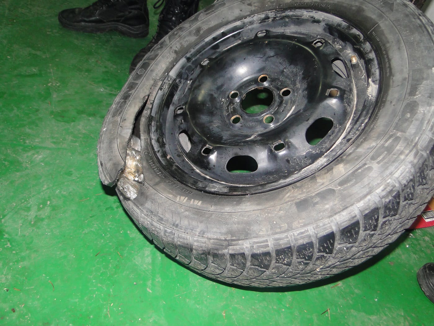 bizuterija u rezervnoj gumi