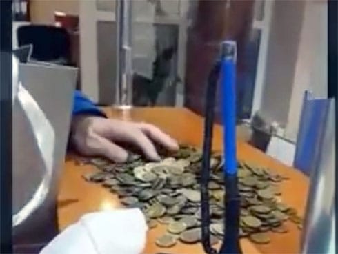 Kaznu za parkiranje platio novčićima (video) 2 placanje racuna novcicima