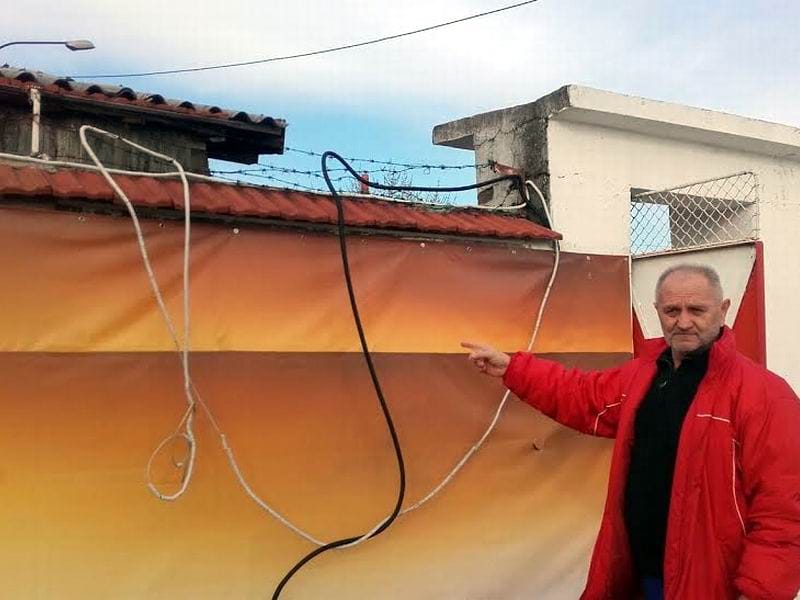 nikolic pokazuje pokidane kablove