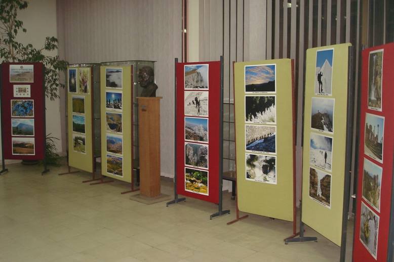 Izlozba u holu Biblioteke