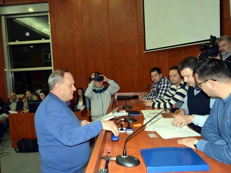 Naprednjaci prvi predali listu u Leskovcu 2 SNS LESKOVAC PREDAJA LISTE