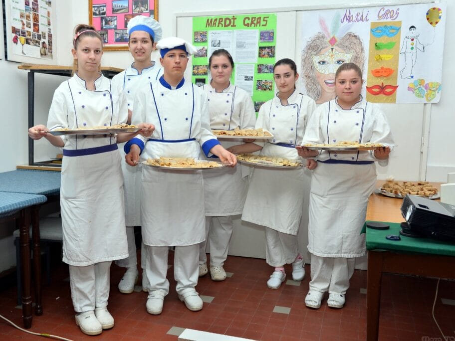 Đačka priredba i palačinke na rusku Maslenicu 12 Djaci