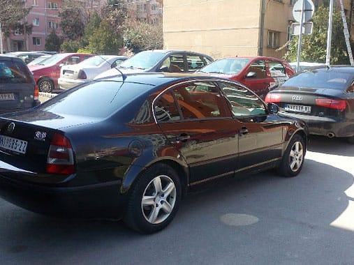 Sluzbeni auto na partijskom skupu