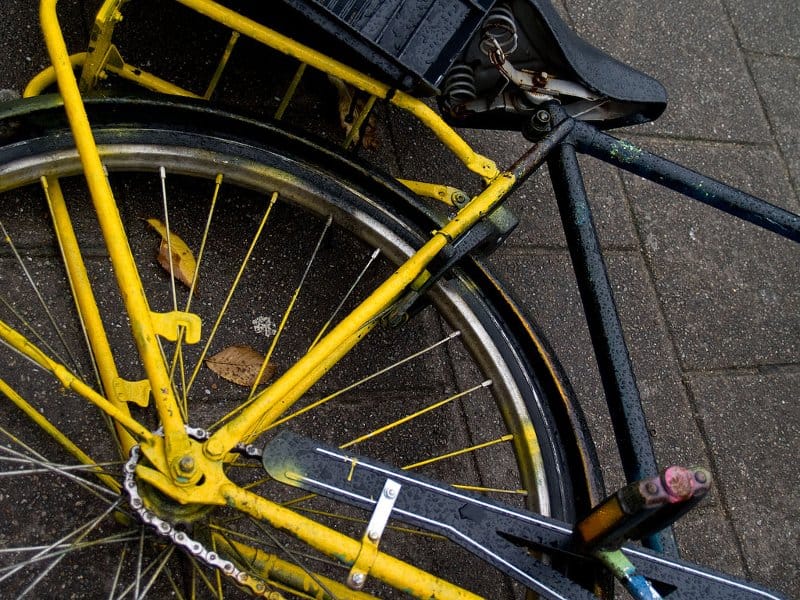 Vozač izašao iz automobila i udario biciklistu 7 bicikla