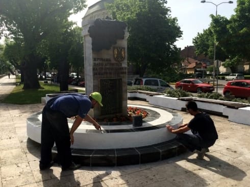 490x370 spomenik nato