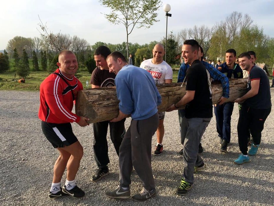 Mladi u Brzom brodu uređuju naselje, ali i traže pomoć nadležnih 1 Radna akcija 3