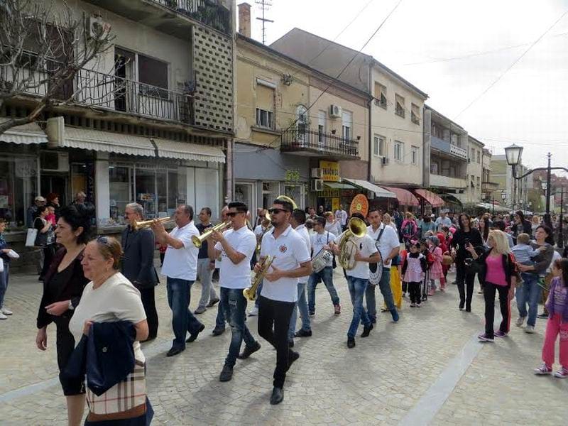Svetski dan Roma u Vranju uz maskenbal i trubače 8 defile Vranje Svetski dan Roma