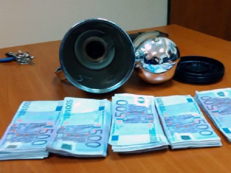 Švercovali 100.000 evra u termosu za kafu 12 termos