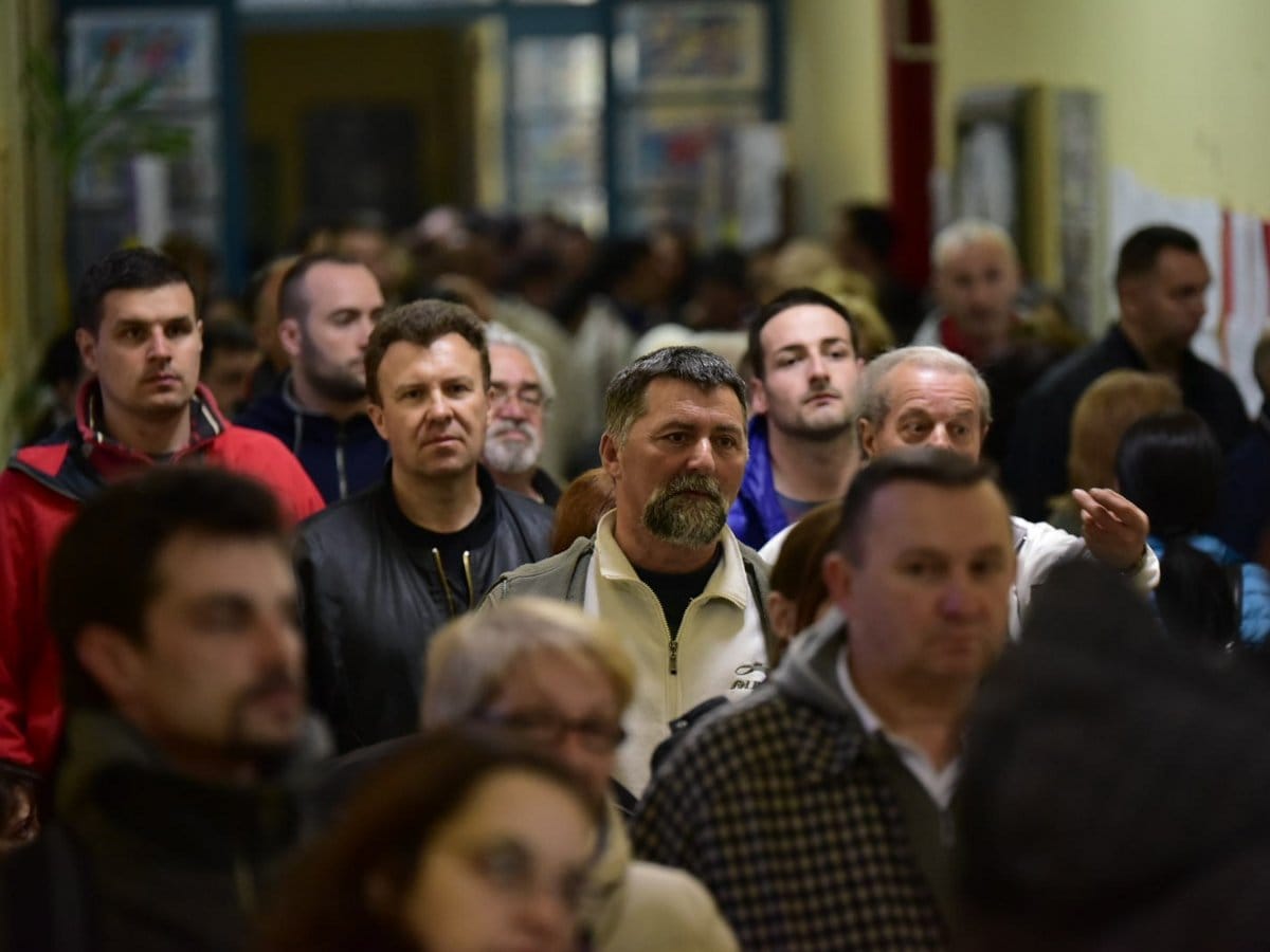 Gužve na biračkim mestima pred zatvaranje (foto) 1 glasanje