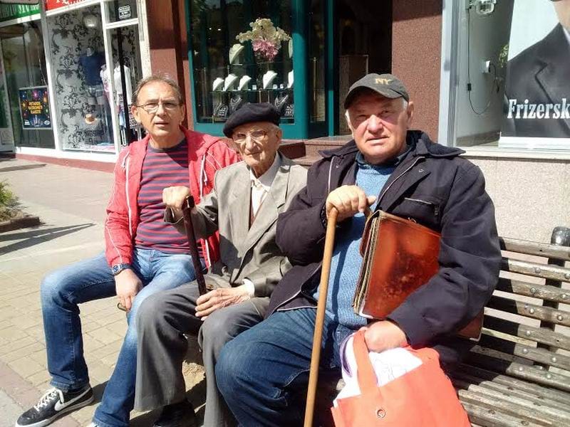 stojan sa prijateljima