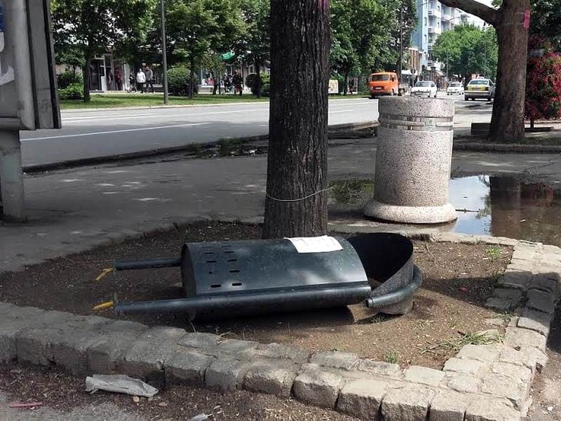Kante za smeće od po 18.000 dinara oduvao vetar 2 111