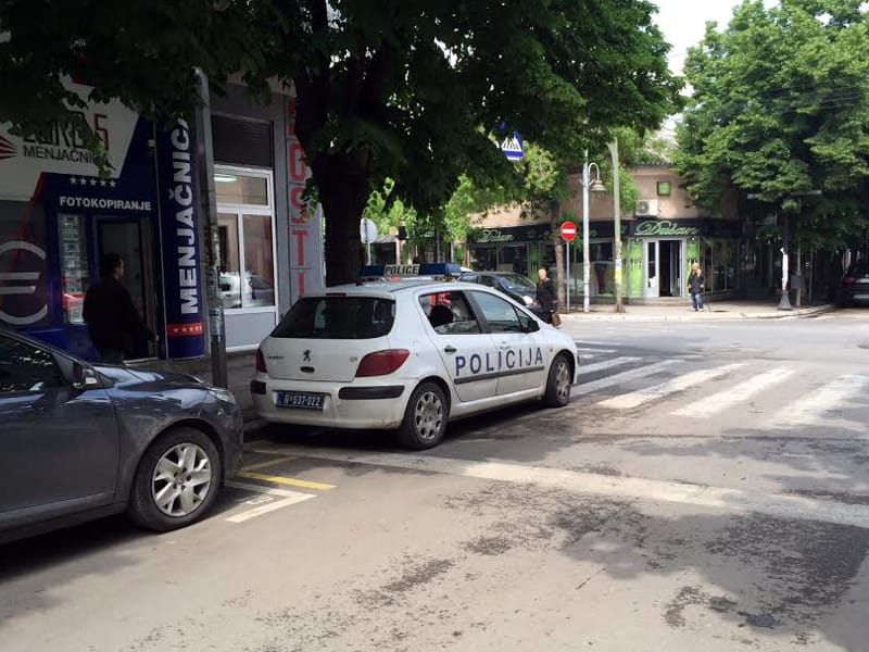 Foto-vest: I policija parkira na pešačkom 2 police