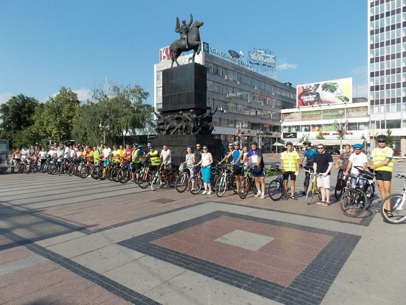 Biciklisti "tihom vožnjom" podsećaju na povređene i poginule 5 Trg kralja MilanaKaravan tim