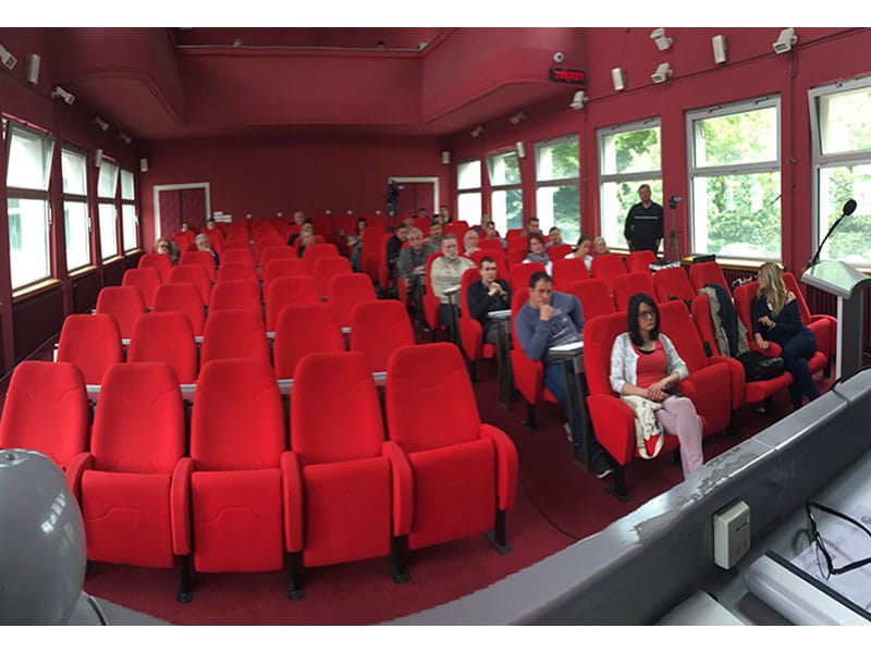 Vlast i deo niških medija bojkotovali tribinu o informisanju 19 Prazna sala JV