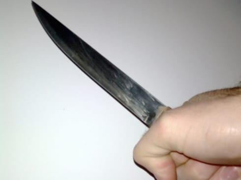 Posvađao se sa gostima, jednog jurio nožem 13 noz