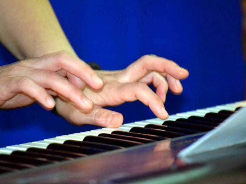 koncert klavir KOSTA Ilustracija