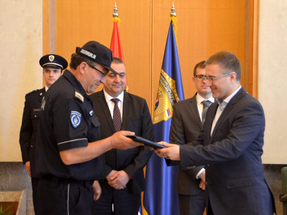 Nagrađen policajac koji je spasao momke iz zapaljenog auta 5 Ministarstvo