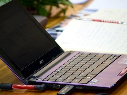 490x370 laptop projekti Ilustracija KOSTA Juzne vesti