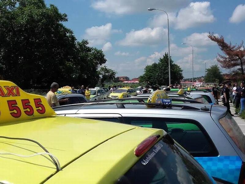 TAKSISTI LESKOVAC PROTEST 3 FOTO D M