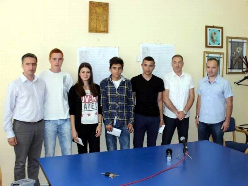 nagradjeni najbolji ucenici saobracajnog smera u Vranju foto I M JUZNE VESTI