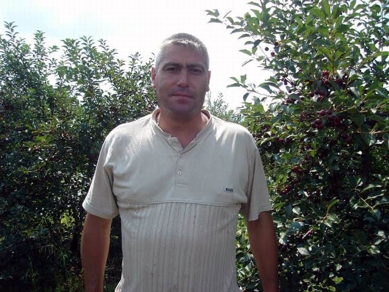 Visnjar Sasa Stankovic nezadovoljan otkupnom cenom visnje foto Lj M juzne vesti