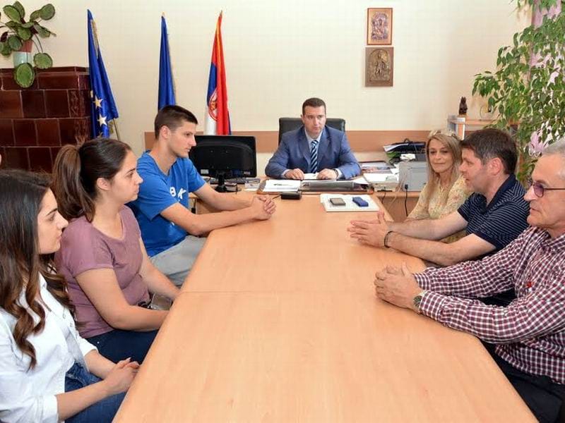 Đaci generacije prokupačkih škola putuju u Pariz 19 djaci sa predsednikom Opstine pred put u Francusku foto LJ M Juzne vesti