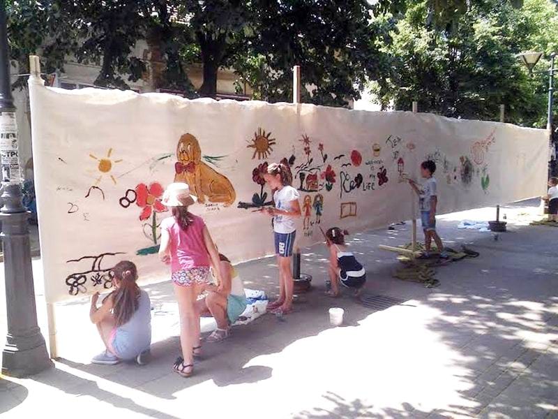 Prokupčani oslikavali platno dugo 20 metara 3 Oslikali platno do 20 metara u Prokuplju foto Lj M Juzne vesti