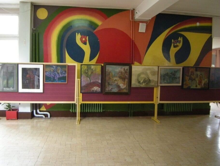 Izložba umetničkih slika u školi „14 oktobar“ u Nišu 2 izlozba foto 14 oktobar scaled