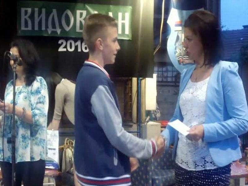 nagradjeni najbolji ucenici iz surdulice foto im