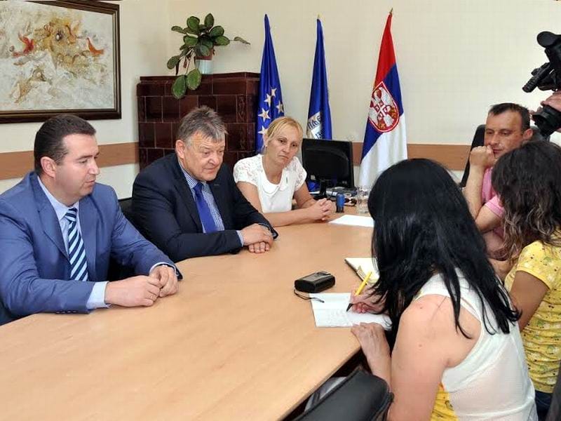 “Leoni” u narednih godinu dana upošljava još 700 Prokupčana 8 Potpisivanje ugovora Opstine i Leonija foto Lj M