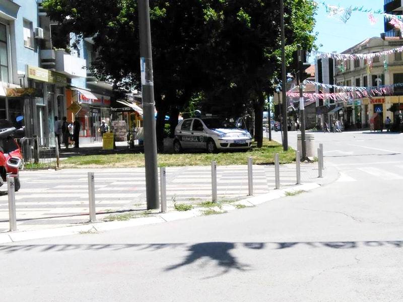 Policija parkira na travnjaku foto Jelena Stojiljkovic