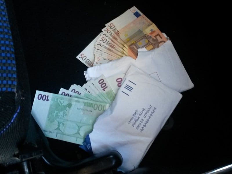 Skrivali evre ispod patosnica i u pojasu 16 novac ispod patosnica uprava carina