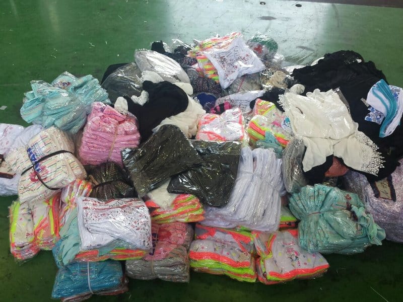 Zaplenjena “falš” garderoba iz Turske 15 garderoba foto uprava carina