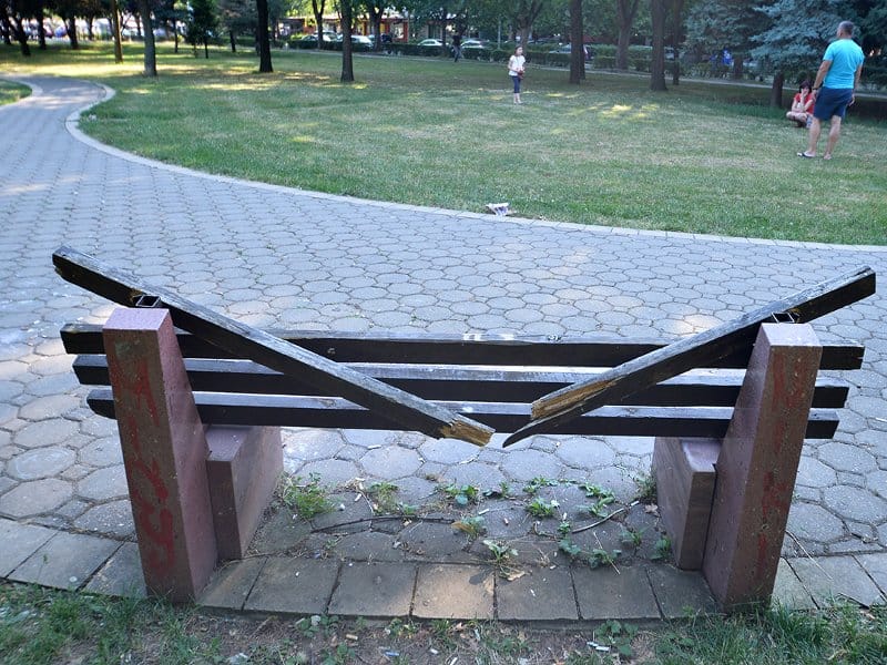 polomljena klupa foto Vanja Keser