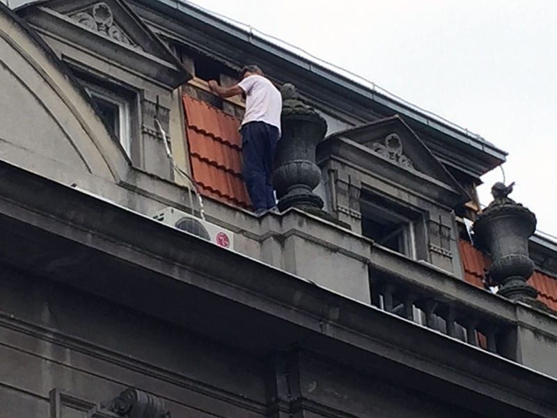 Bez ikakve zaštite popravljaju fasadu Gradske kuće 18 Radnik na Gradskoj kuci JV