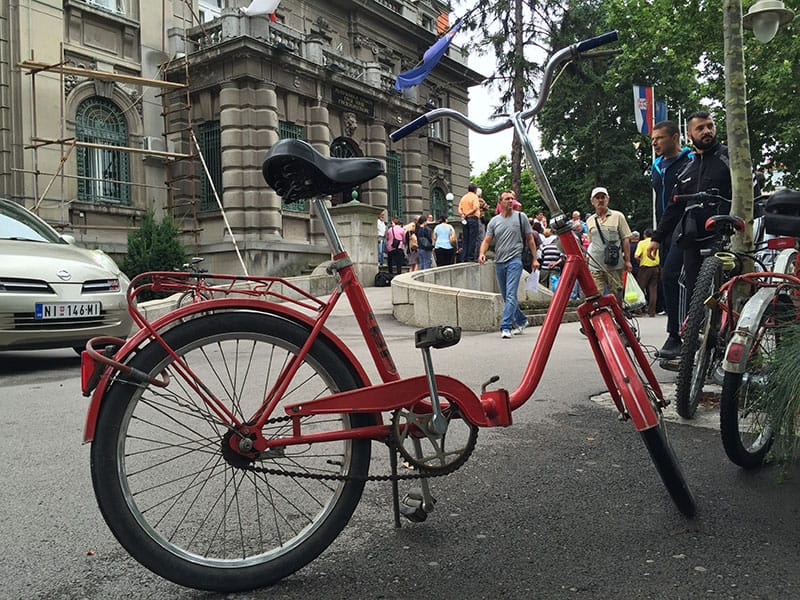 Ponika ispred Gradske kuce JV