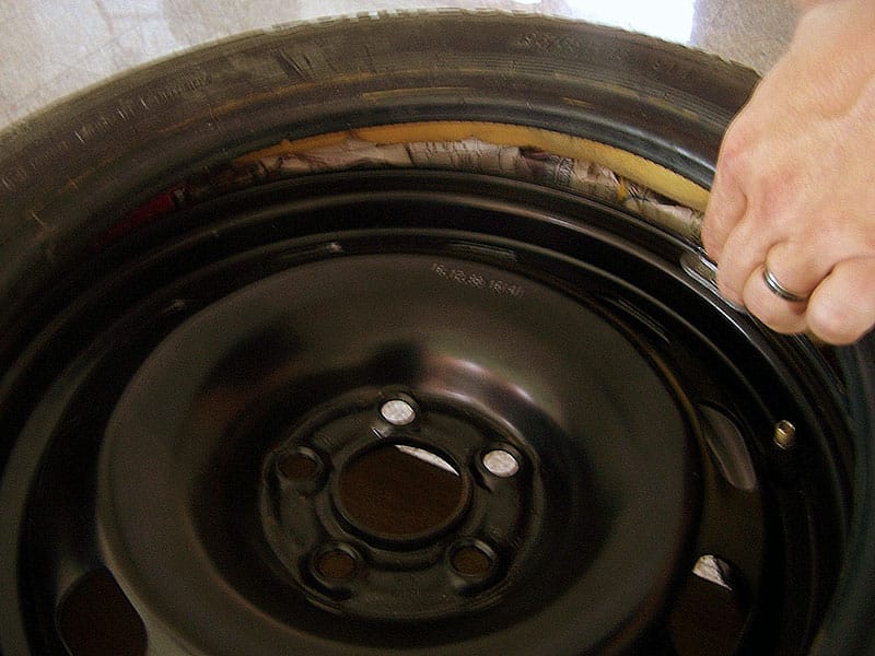 cigarete u rezervnoj gumi Carina